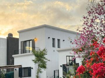 Casa · 206m² · 5 Ambientes · Oportunidad Casa Impecable en Barrio Villa Pacheco