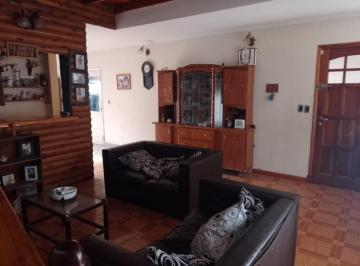 Casa · 180m² · 4 Ambientes · 1 Cochera · Casa de 4 Ambientes con Pileta