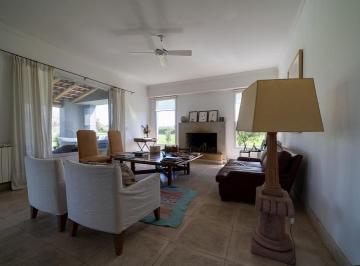 Casa · 368m² · 6 Ambientes · 2 Cocheras · Excelente Propiedad Desarrollada en Dos Plantas. Entrada Residencial con Adoqines.
