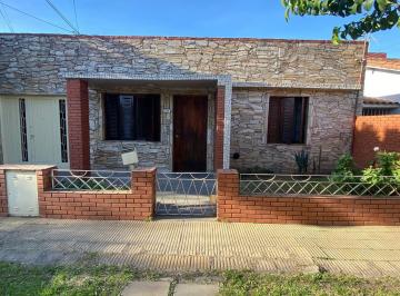 Casa · 190m² · 3 Ambientes · 3 Cocheras · Casa Americana 3 Ambientes Venta Moron Apto Credito