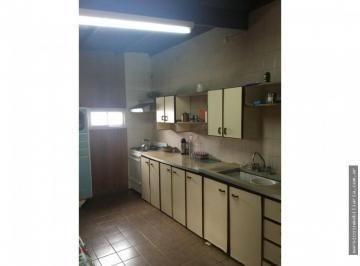 Casa · 300m² · 4 Ambientes · 1 Cochera · Chalet en Planta Alta + Local Sobre Av Fortunato de La Plaza