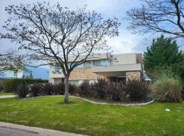 Casa · 445m² · 5 Ambientes · 2 Cocheras · Venta y Alquiler de Casa en Barrio El Golf Nordelta con Vista Al Golf con Renta