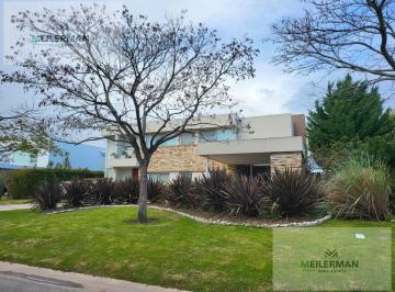 Casa · 445m² · 5 Ambientes · 2 Cocheras · Venta y Alquiler de Casa en Barrio El Golf Nordelta con Vista Al Golf con Renta