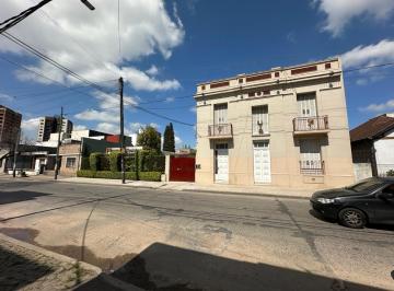Local comercial · 870m² · 4 Dormitorios · 4 Cocheras · Excelente Casa en Quilmes Centro, Gran Lote Para Posible Edificacion.