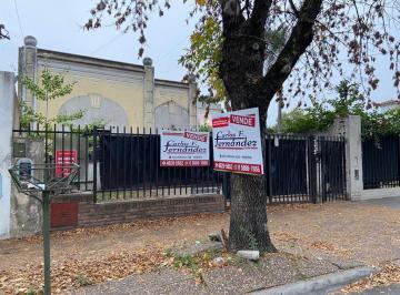 Casa · 180m² · 6 Ambientes · Terreno en Castelar con 3 PH en Excelente Zona Residencial.