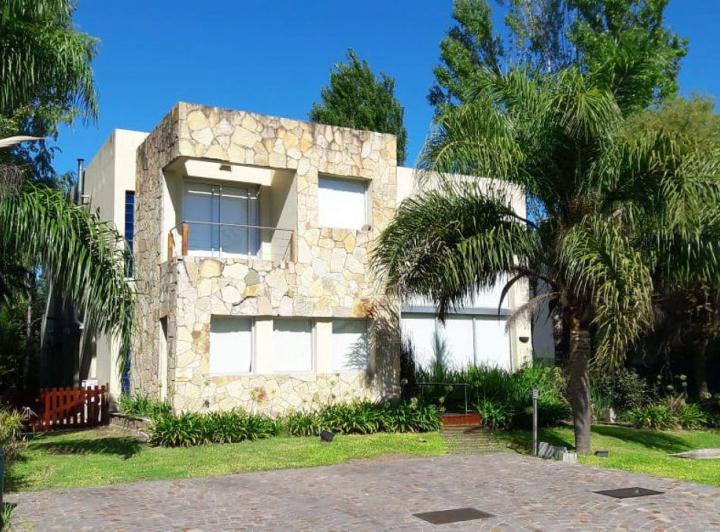 Casa · 350m² · 6 Ambientes · 2 Cocheras