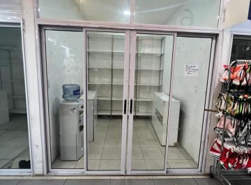 Local comercial , Floresta · Locales en Galeria - Alquiler - Floresta - Sobre Av Avellaneda