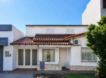 Casa de 3 ambientes, La Matanza · Casa con 2 Habitaciones y 156 m² en Venta en Ramos Mejía