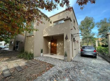 Casa · 180m² · 4 Ambientes · Excelente Casa en Venta en Barrio Cerrado Las Orquídeas