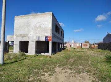 Casa · 300m² · 5 Ambientes · 1 Cochera · Casa en Puerto Gral San Martin