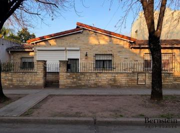 Casa · 120m² · 3 Ambientes · Casa en Venta: 3 Ambientes: Castelar