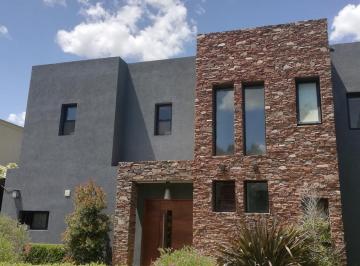 Casa · 195m² · 5 Ambientes · 1 Cochera · Moderna Casa con Excelente Acceso a Panamericana