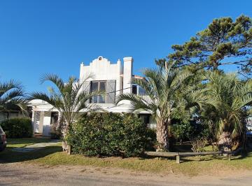 Casa · 200m² · 5 Ambientes · 1 Cochera · Casa en La Barra