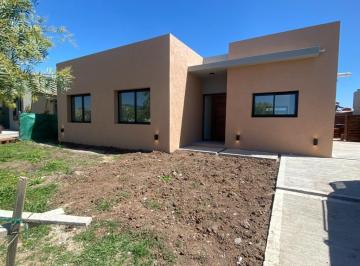 Casa de 4 ambientes, Pilar · Casa en San Ramon, Pilar del Este.