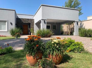 Casa · 200m² · 5 Ambientes · 2 Cocheras · Casa en Coronel Brandsen