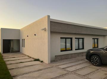 Casa de 4 ambientes, Costa Esmeralda · Deportiva C/pileta - Casa Nueva