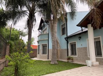 Casa · 260m² · 5 Ambientes · 3 Cocheras · Venta Casa de 4 Dorm. en Funes