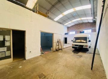 Local comercial · 210m² · 3 Ambientes · 2 Cocheras · Local en Venta