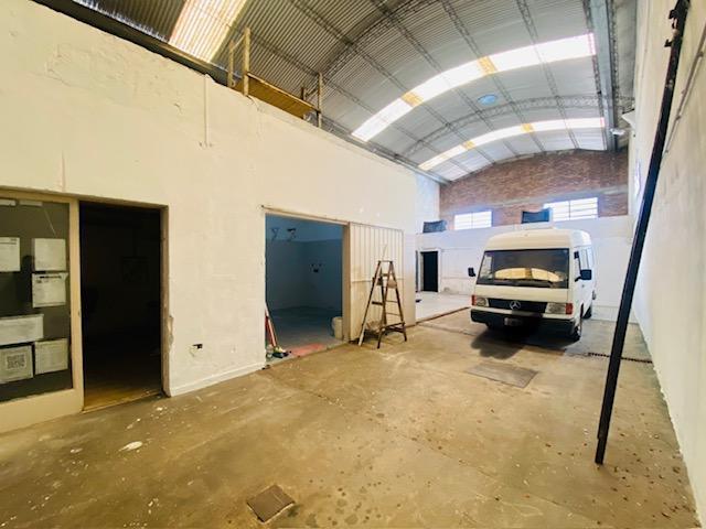 Local comercial · 210m² · 3 Ambientes · 2 Cocheras