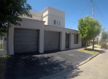 Casa · 220m² · 5 Ambientes · 2 Cocheras · Casa - San Nicolas