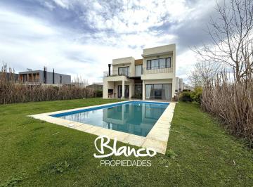 Casa · 240m² · 4 Ambientes · 2 Cocheras · Casa en Venta en Puertos del Lago, Barrio Araucarias, Escobar, G. B. a. Zona Norte