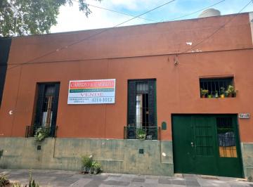 Casa de 4 ambientes, Almirante Brown · Casa con Frente a Calle Spiro a m del Centro Gastronomico de Calle Cordero!