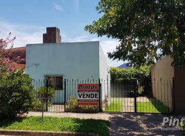 Casa · 79m² · 2 Dormitorios · Casa y Depto. Calle Ituzaingo. Ideal Para Renta. Centro de San Jose. Entre Rios.