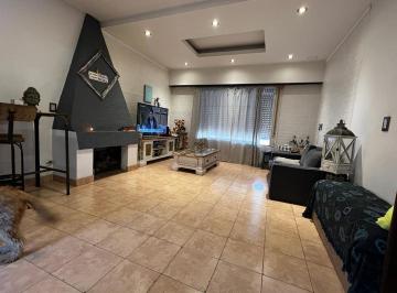 Casa · 160m² · 4 Ambientes · 2 Cocheras · Casa 4 Amb con Pileta en Venta Ramos Mejia