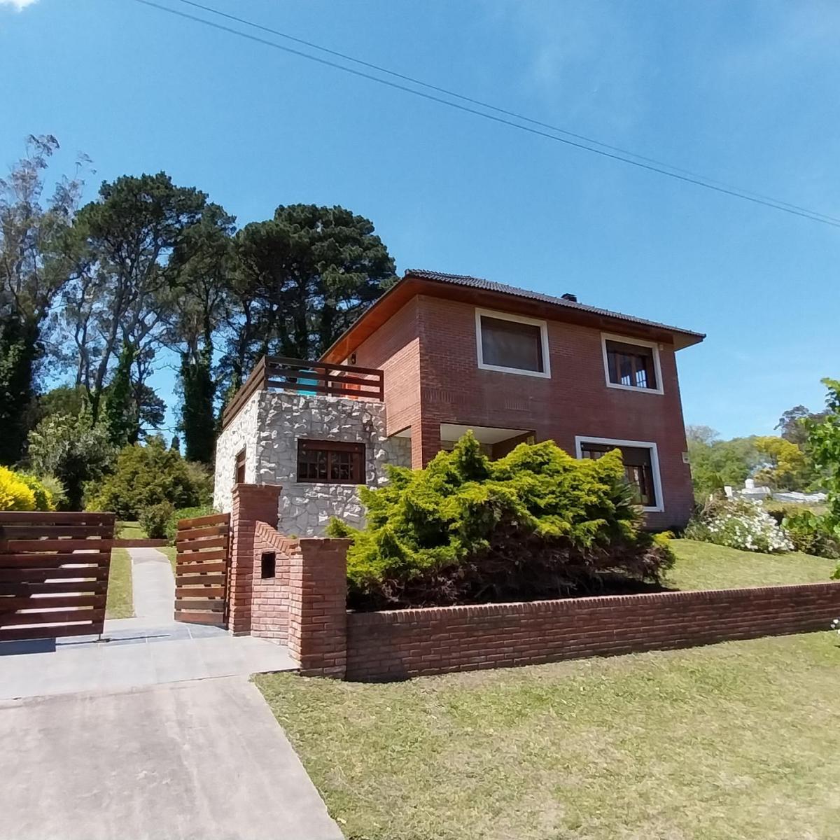Chalet 5 amb, 220m² con cochera y quincho — Sierra de los Padres