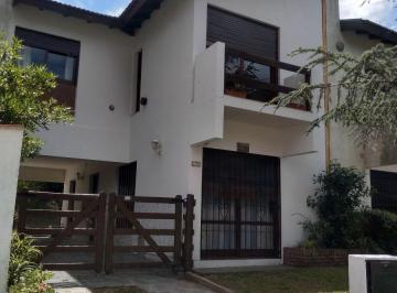 Casa de 4 ambientes, Villa Gesell · Verano 2027 - Casa con Jardín y Parrilla a Solo 500 m de La Playa. Gesell Nortte