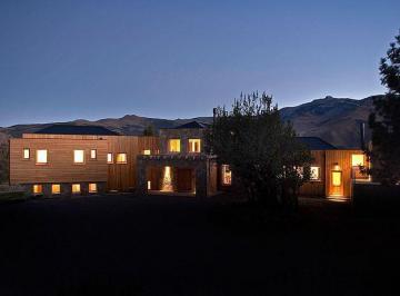 Casa · 530m² · 7 Ambientes · 2 Cocheras · Casa en Venta - Residencia Única en El Corazón de La Patagonia.