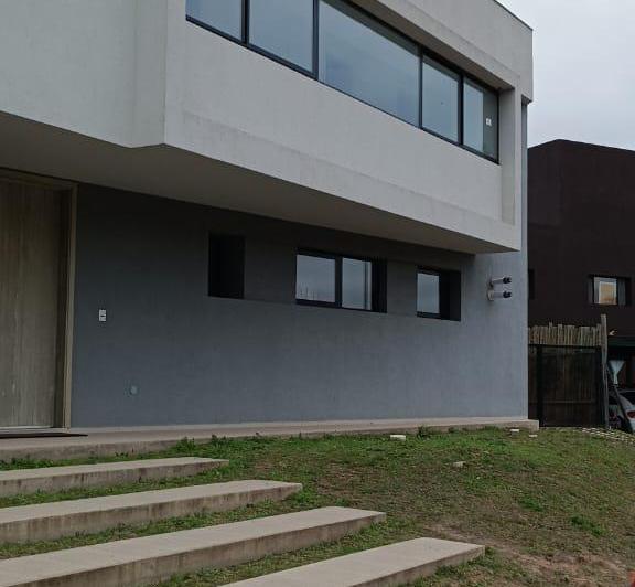 Casa · 198m² · 9 Ambientes · 2 Cocheras