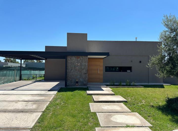 Casa · 200m² · 4 Ambientes · 2 Cocheras