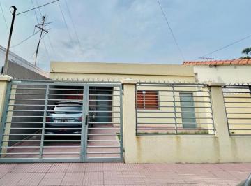 Casa de 3 ambientes, La Matanza · Casa de 3 Amb. C/cochera y Amplio Fondp (Argentina 2600 - Ramos Mejía)