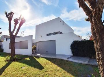 Casa · 162m² · 4 Ambientes · 2 Cocheras · Casa 3 Dorm., Jardín, Piscina - Stella 9000 - Fisherton Rosario