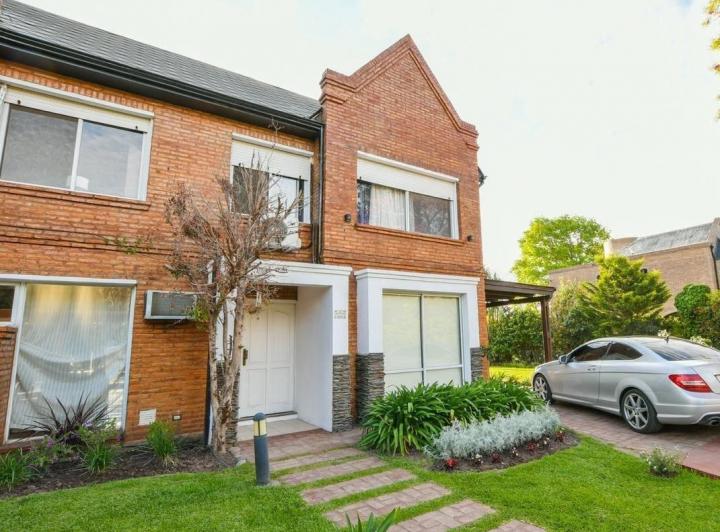 Casa · 330m² · 5 Ambientes · 4 Cocheras