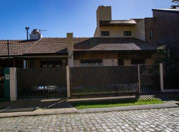 Casa · 130m² · 5 Ambientes · 1 Cochera · Chalet Zona Muy Residencial Cercano a La Estación