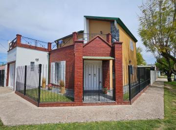 Casa · 178m² · 4 Ambientes · 1 Cochera · En Venta | Hermosa Propiedad en Esquina en Moreno de 2 Plantas con Parque