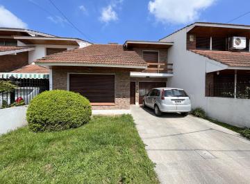 Casa · 338m² · 5 Ambientes · 1 Cochera · Uriburu 748, Adrogué - (Excelente Ubicación) – Chalet de 3 Drms, Dos Plantas, Piscina - Amplio Lote