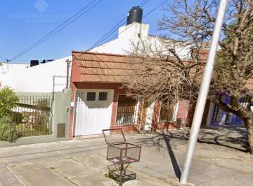 Casa · 122m² · 3 Ambientes · 1 Cochera · Muy Buena Propiedad a m de Uriarte - Oportunidad!