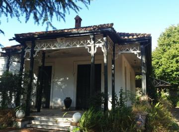 Casa · 300m² · 5 Ambientes · Casona Sobre 3.267 m en El Centro de Monte Grande!