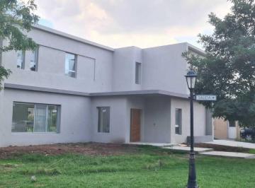 Casa · 214m² · 5 Ambientes · Casa en Venta en San Matias, Escobar, G. B. a. Zona Norte
