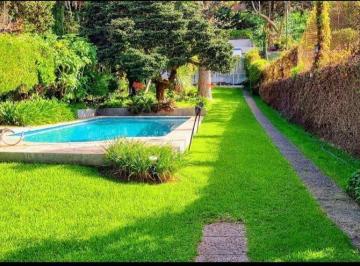 Casa · 380m² · 4 Ambientes · 2 Cocheras · Excelente Casa en Venta de 2 Plantas con Gran Jardín - San Isidro