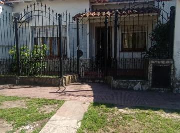 Casa · 80m² · 4 Ambientes · 1 Cochera · Casa en Turdera a Cuadras de Hipolito Yrigoyen con Fondo!