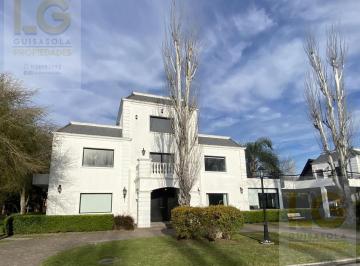 Casa · 321m² · 6 Ambientes · 3 Cocheras · Casa en Venta en Fincas de Iraola |