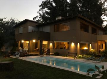 Casa · 400m² · 6 Ambientes · 2 Cocheras · Impecable Casa en El Bosque Peralta Ramos con Piscina. Hasta 10 Pasajeros