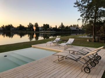 Casa · 330m² · 8 Ambientes · 4 Cocheras · Casa en Alquiler Aldea Lago
