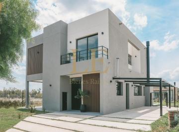Casa · 177m² · 4 Ambientes · 3 Cocheras · Casa a La Venta en Pilar del Este