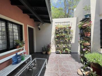 Casa · 160m² · 4 Ambientes · 1 Cochera · Oportunidad. Casa en Venta en Barrio Santa Rita - Manzanares.