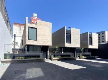 Casa · 161m² · 4 Ambientes · 1 Cochera · Casa en Complejo Dos Cocheras Patio Terraza Centro Rosario